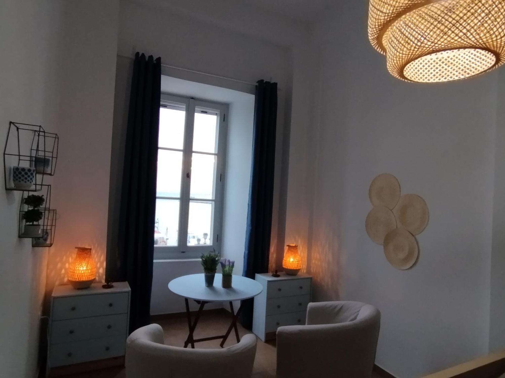 Port 4 * Aegina